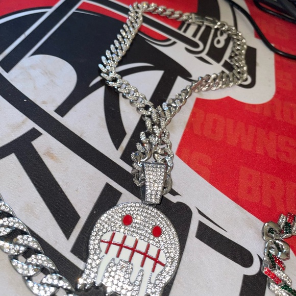 3 chains. - Picture 2 of 4